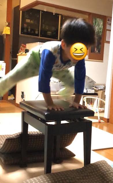 家でピアノの椅子を使って跳び箱の練習
